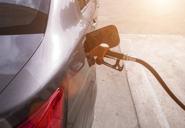 Color gris oscuro del coche repostando gasolina en la gasolinera
 - Foto, Imagen