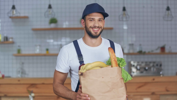 doručovací muž s papírovým pytlem s potravinami  - Záběry, video