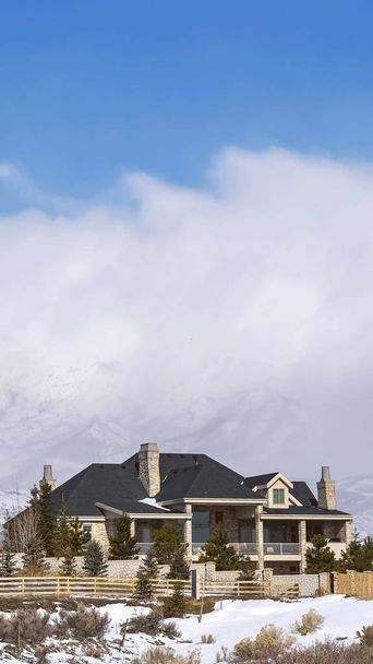 Verticaal mooie huizen op een wijk met uitzicht op besneeuwde bergtoppen in de winter - Foto, afbeelding