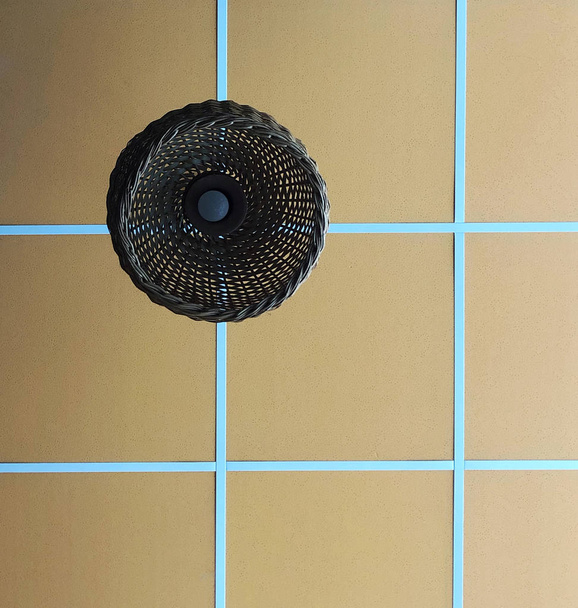lámpara de araña de madera en el techo naranja en la jaula
 - Foto, imagen