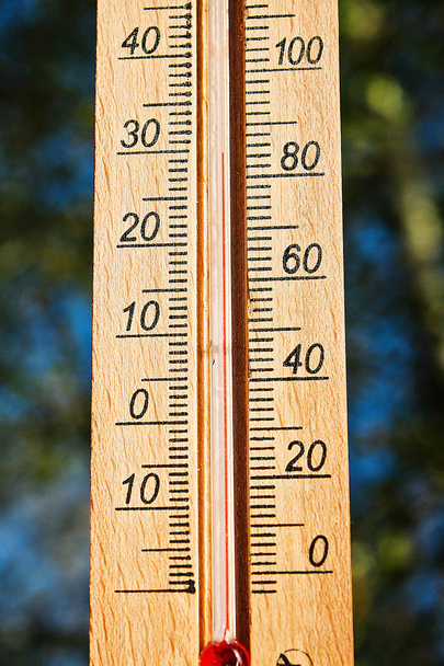 Termómetro que muestra altas temperaturas calientes de 30 grados en el sol el día de verano
. - Foto, imagen