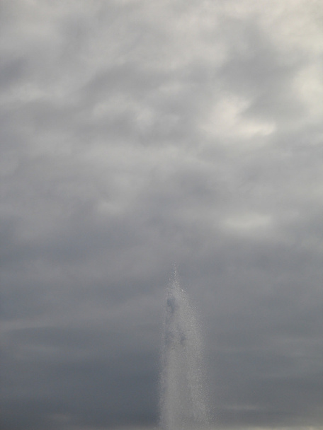 Water geiser en Sky - Foto, afbeelding