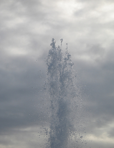 Geyser d'eau et ciel
 - Photo, image
