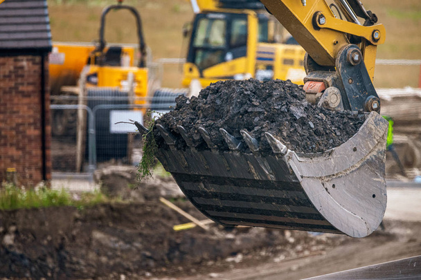 Uno scavatore e camion discarica spostare la sporcizia per fare spazio per le fondamenta
 - Foto, immagini