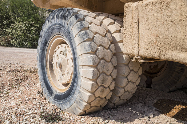 Detalhe de pneus de caminhão de mina
  - Foto, Imagem