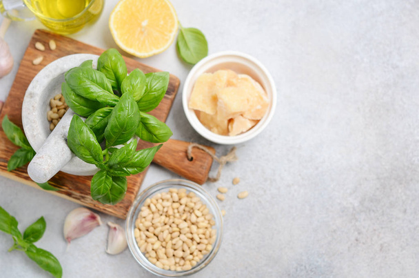 Συστατικά για την πράσινη σάλτσα πέστο πάνω θέα επίπεδη Lay - Φωτογραφία, εικόνα
