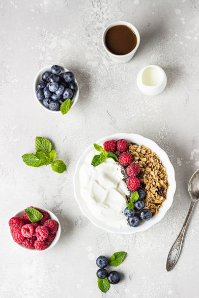 Natural greek yogurt, homemade granola and fresh berries (blueberries and raspberries).  - Foto, imagen