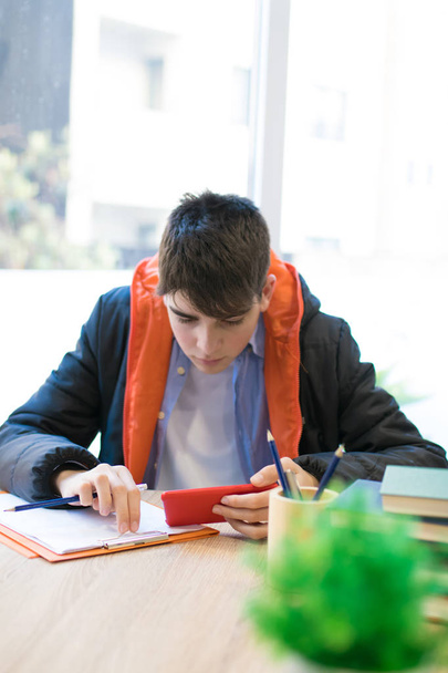 joven estudiante en el escritorio estudiando
 - Foto, imagen