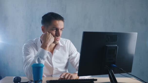 疲れたビジネスマンはコンピューターで働いている。オフィスで退屈。愛されていない仕事. - 映像、動画
