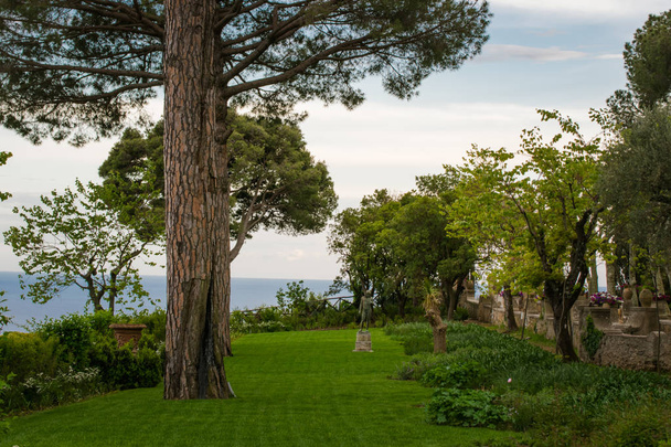 ヴィラ・シンブローネの庭園からの美しい眺め、ラヴェッロ村、イタリアのアマルフィ海岸 - 写真・画像