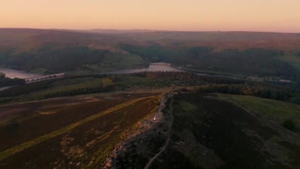 Pôr do sol aéreo incrível olhando sobre Win Hill, parque nacional Peak District no verão de 2019
 - Filmagem, Vídeo