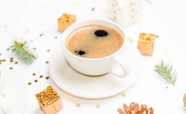 cup of hot coffee on a christmas holiday table. holidays and events consept. Flat lay, Top view - Foto, Bild