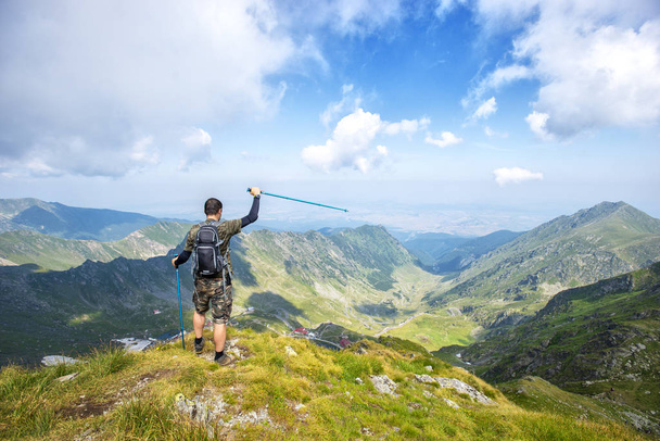 Udany aktywny człowiek Hiker na szczycie góry korzystających z widoku. Koncepcja stylu życia sportu podróżnego - Zdjęcie, obraz