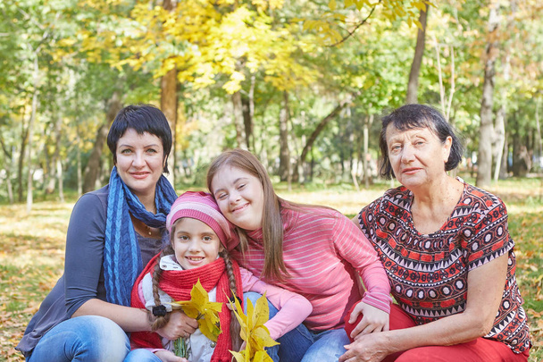 Una famiglia felice. Amare la madre, la nonna e due figlie
  - Foto, immagini