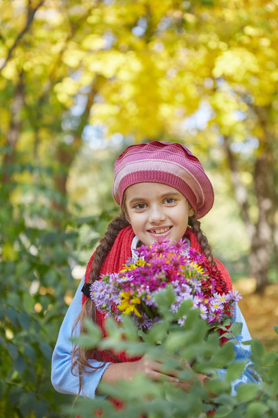 Beautiful happy girl in autumn park - Foto, Imagem