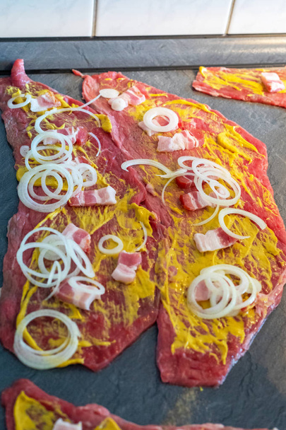 preparando a carne de bovino rouladen, carne crua fresca revestida com mostarda e
  - Foto, Imagem