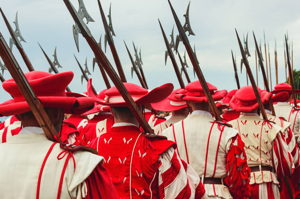İsviçre Ulusal Günü 'nde geleneksel geçit töreni. 1 Ağustos 'ta İsviçre' de ulusal tatil. İsviçre Konfederasyonu 'nun kuruluşunu kutluyoruz. Bağımsızlık Günü. Tarihsel kırmızı beyaz kostümler - Fotoğraf, Görsel