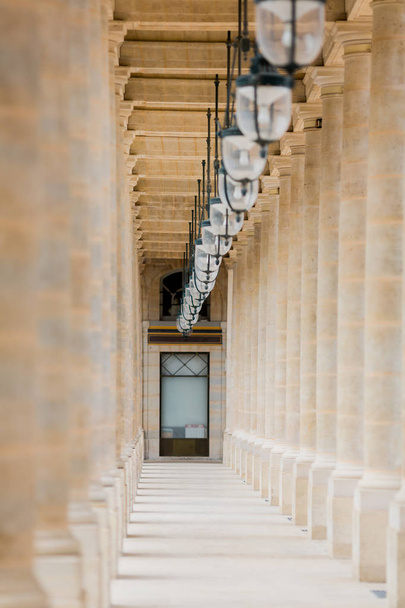 μακρύς διάδρομος με κολόνες και φανάρια - Φωτογραφία, εικόνα