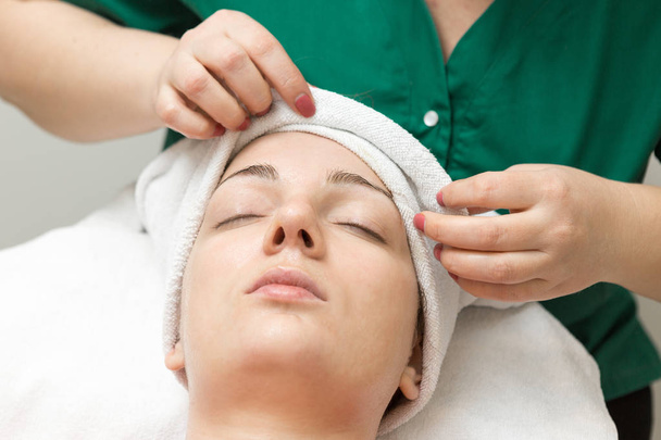 jovem mulher recebendo massagem facial no salão de spa - Foto, Imagem
