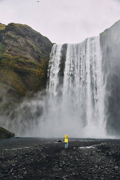 Красиві пейзажі величного водоспаду Skogafoss в сільській місцевості Ісландії влітку.  - Фото, зображення