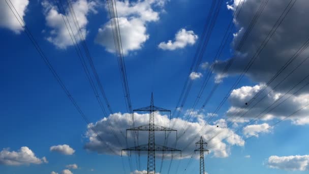 Elektrische palen en wolken - Video