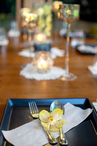 Ужин на деревянном столе с длинным бокалом вина - Фото, изображение