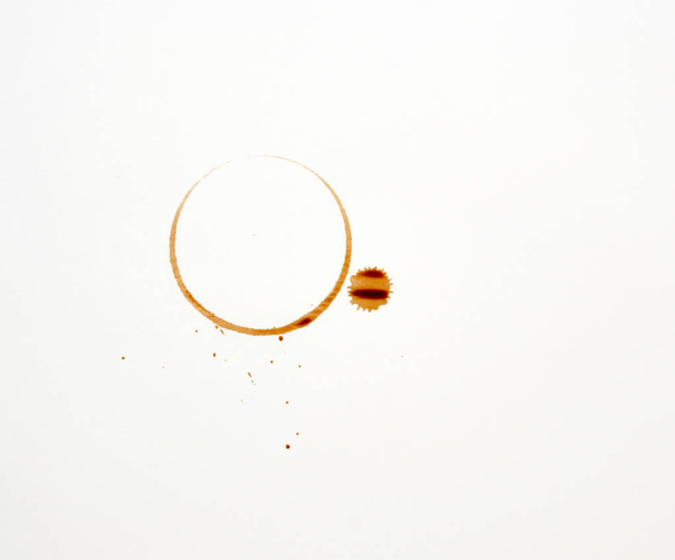 round imprint of a coffee cup on a white paper background - Zdjęcie, obraz