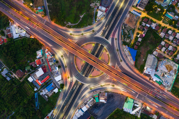Luftaufnahme über vielbefahrenen Autobahnkreuzen am Tag. die int - Foto, Bild