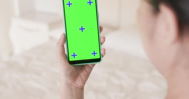 グリーンスクリーンスマートフォンを持つ女の子 - 映像、動画