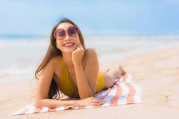 Portret mooie jonge Aziatische vrouw glimlach gelukkig op het strand een - Foto, afbeelding