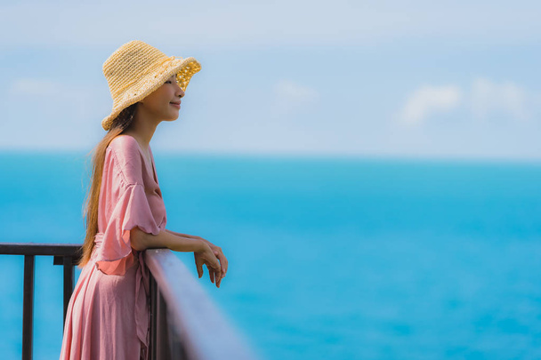 Портрет красивой молодой азиатской женщины, глядя на море пляж океана для
 - Фото, изображение