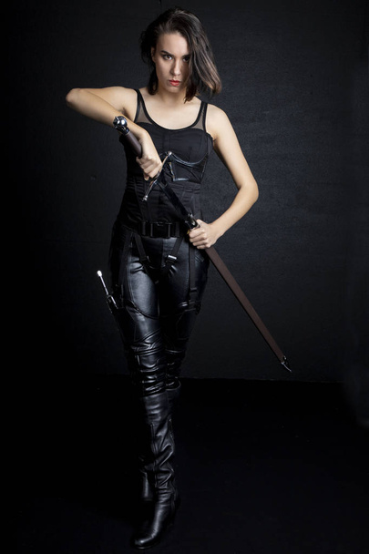 Woman in urban-fantasy style costume posing with a variety of weapons - Foto, immagini