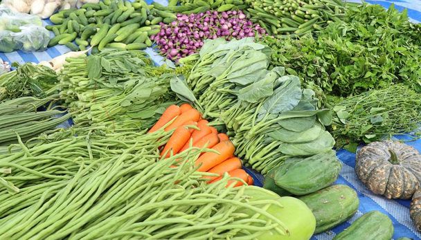 Negozi che vendono verdure al mercato
 - Foto, immagini