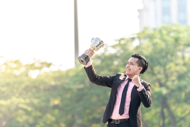 Малайський бізнесмен виграє трофей. Концепція Топ-співробітників - Фото, зображення