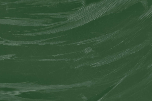 Fondo de textura de pizarra verde. Pizarra, pizarra, superficie de la pizarra escolar con arañazos y trazas de tiza húmeda
 - Foto, Imagen