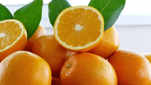 viele geschnittene frische Orangen, Zitrusfrüchte Hintergrund  - Filmmaterial, Video