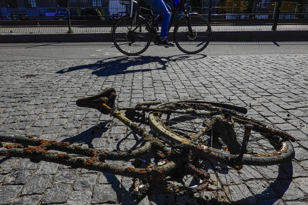 Stockholm, Švédsko vyřazené a zrezivělé jízdní kola byla vylovena z jezera Malaren v centru města, aby pomohla vyčistit vodní toky. - Fotografie, Obrázek