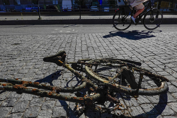 Sztokholm, Szwecja zużyte i zardzewiałe rowery były poławiane z jeziora Malaren w centrum, aby pomóc oczyścić drogi wodne. - Zdjęcie, obraz