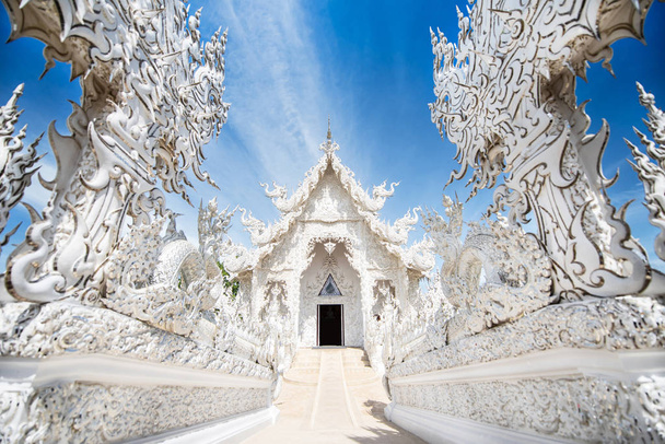 Wat Rong Khun, witte tempel is een hedendaagse onconventionele boeddhistische tempel. - Foto, afbeelding
