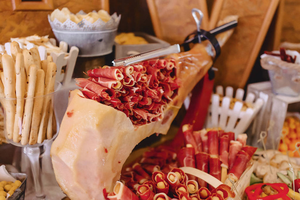 εορταστική αλμυρό μπουφέ, ψάρια, κρέας, πατάτες, τυροκροκέτες και άλλων ειδικοτήτων για τον εορτασμό γάμους και άλλες εκδηλώσεις - Φωτογραφία, εικόνα