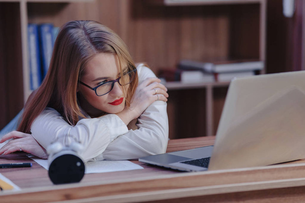Mujer con estilo trabaja en un escritorio portátil en una oficina moderna
 - Foto, Imagen