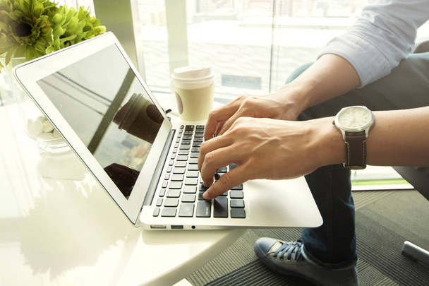 Mann mit Laptop im Café, Freiberufler, der mit Computer arbeitet - Foto, Bild