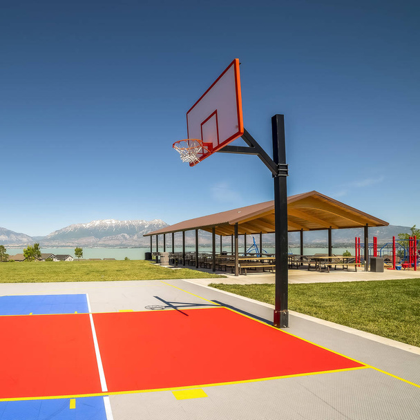 Campo da basket Square Park con parco giochi per bambini e padiglione picnic per i turisti
 - Foto, immagini
