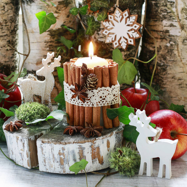 Candle decorated with cinnamon sticks, moss, ivy leaves and wood - Fotografie, Obrázek