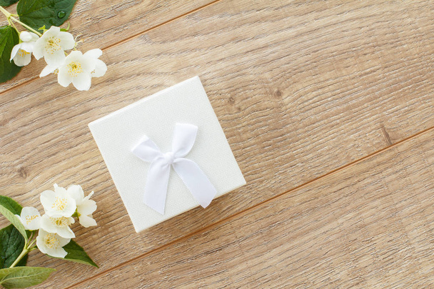 Caja de regalo con flores en el fondo de madera
. - Foto, imagen