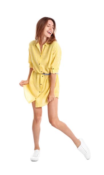 Hermosa joven en vestido amarillo bailando sobre fondo blanco
 - Foto, imagen