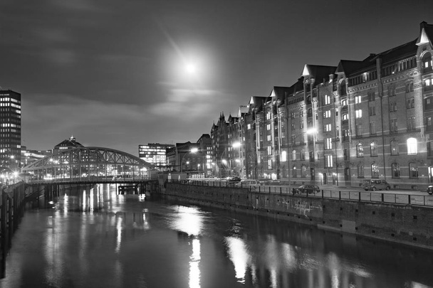 Шпайхерштадт ночью в Гамбурге
 - Фото, изображение