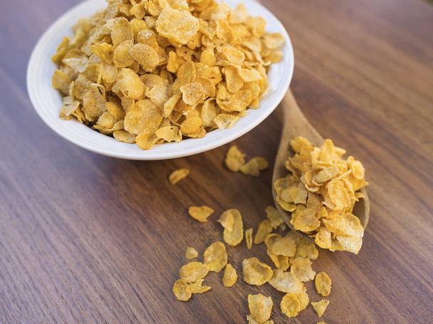 Cornflakes und Schale auf Holztisch - Foto, Bild