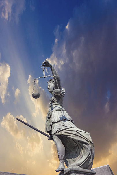 Statua della Signora della Giustizia davanti al Romero a Francoforte - Germe
 - Foto, immagini