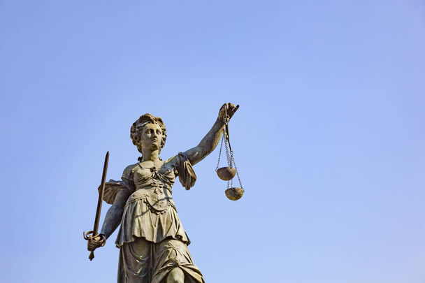 Estatua de Lady Justice frente al Romer en Frankfurt - Germen
 - Foto, Imagen
